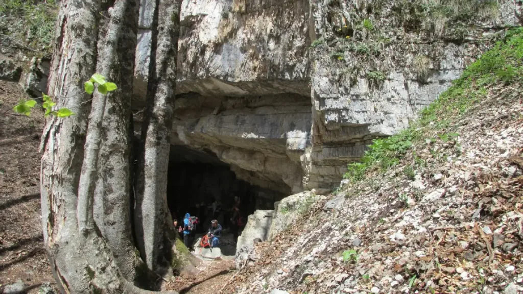 escursione Grotta dello Schievo e Lago Vivo
