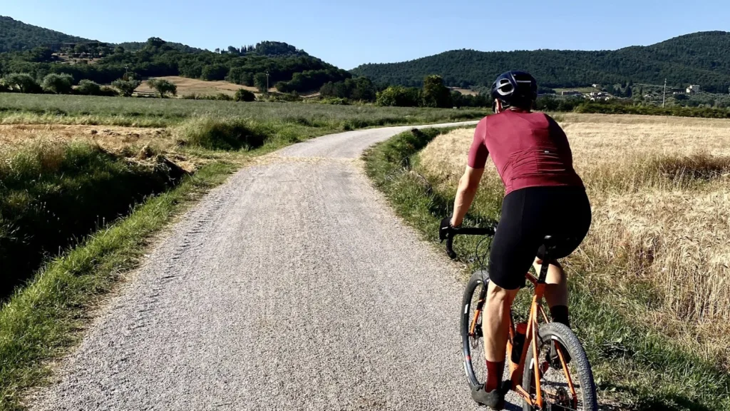 Ciclista percorre la Ciclovia del Lago Trasimeno