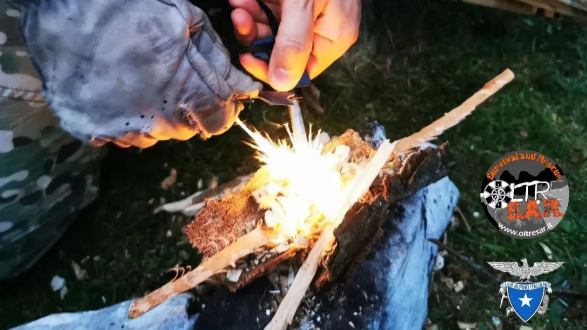 Corso di Sopravvivenza nel Matese durante esercitazione di accensione del fuoco, CAI Campobasso