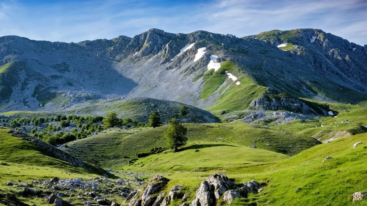 Escursione del CAI Isernia/Montaquila sulle Mainarde verso Monte Piano, vista da dietro di escursionisti sul sentiero.