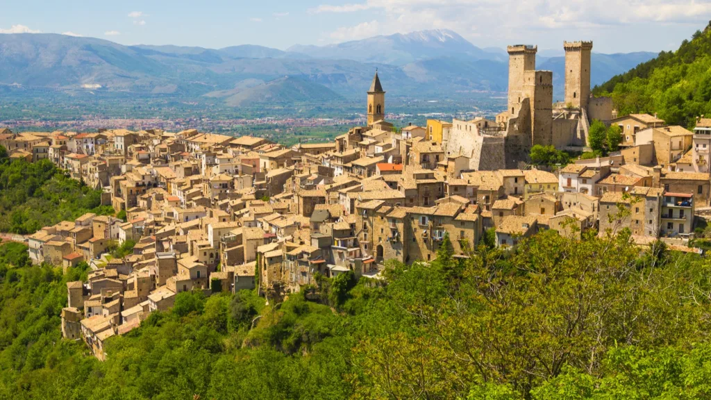 Escursione CAI Isernia/Montaquila a Pacentro (Majella) con focus su erbe spontanee e partecipanti.