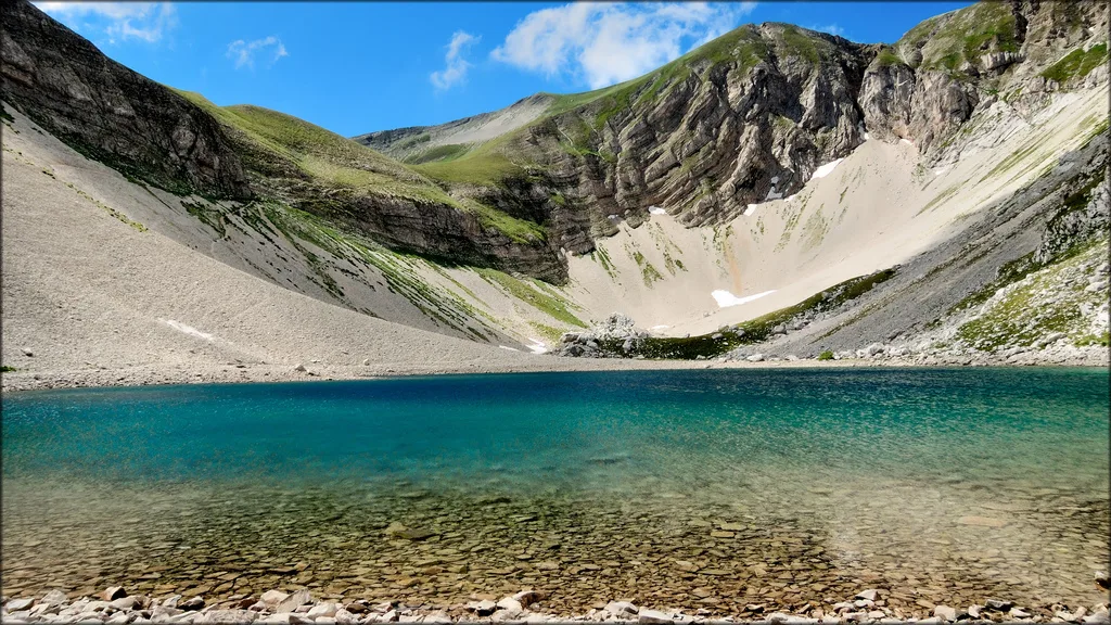 Primo piano del Lago di Pilato nella conca del Monte Vettore, meta dell'escursione del CAI Campobasso.