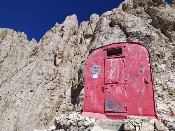 Il Bivacco Andrea Bafile, il cubo rosso incastonato nella roccia del Gran Sasso.