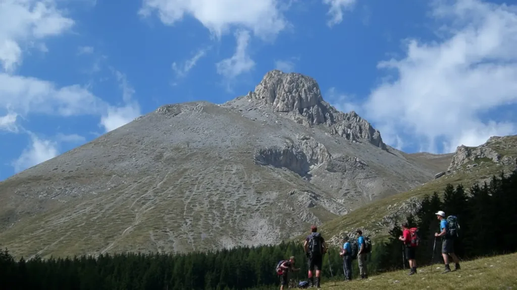 Gruppo di escursionisti esperti del CAI in vetta al Monte Camicia, Parco Nazionale del Gran Sasso.