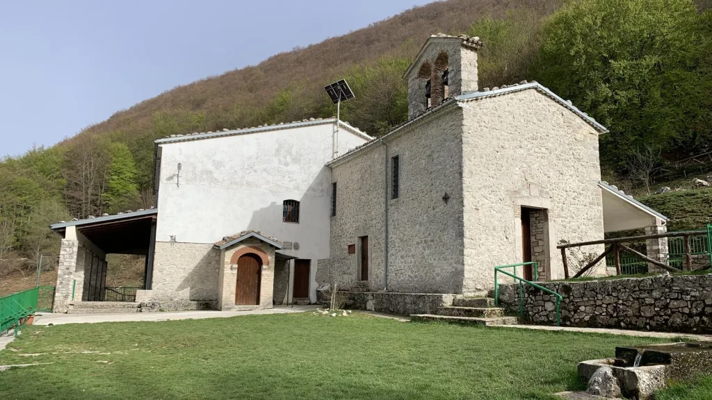 Escursionisti del CAI camminano nella faggeta del Matese durante l'escursione all'Eremo di Sant'Egidio.