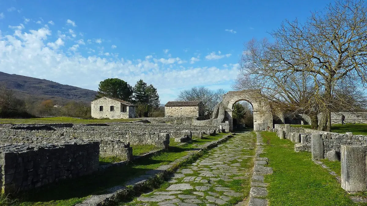 Porta Bojano, uno degli ingressi monumentali dell'area archeologica di Altilia-Saepinum.