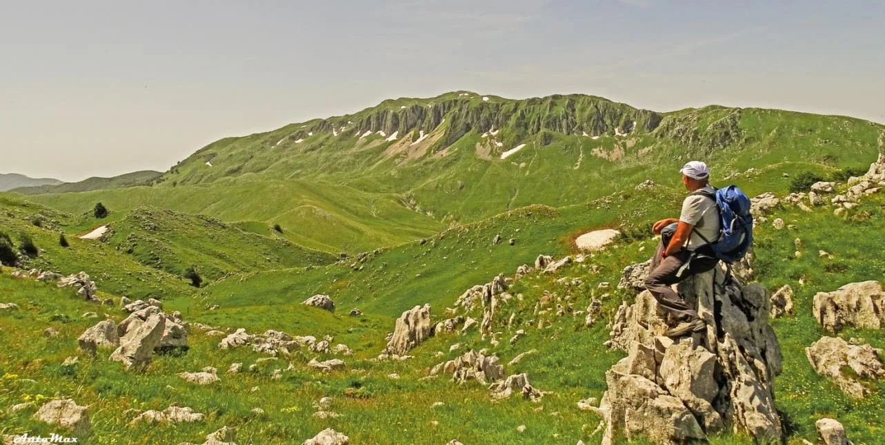 Escursionista del CAI sul crinale del Monte La Gallinola, nel massiccio del Matese