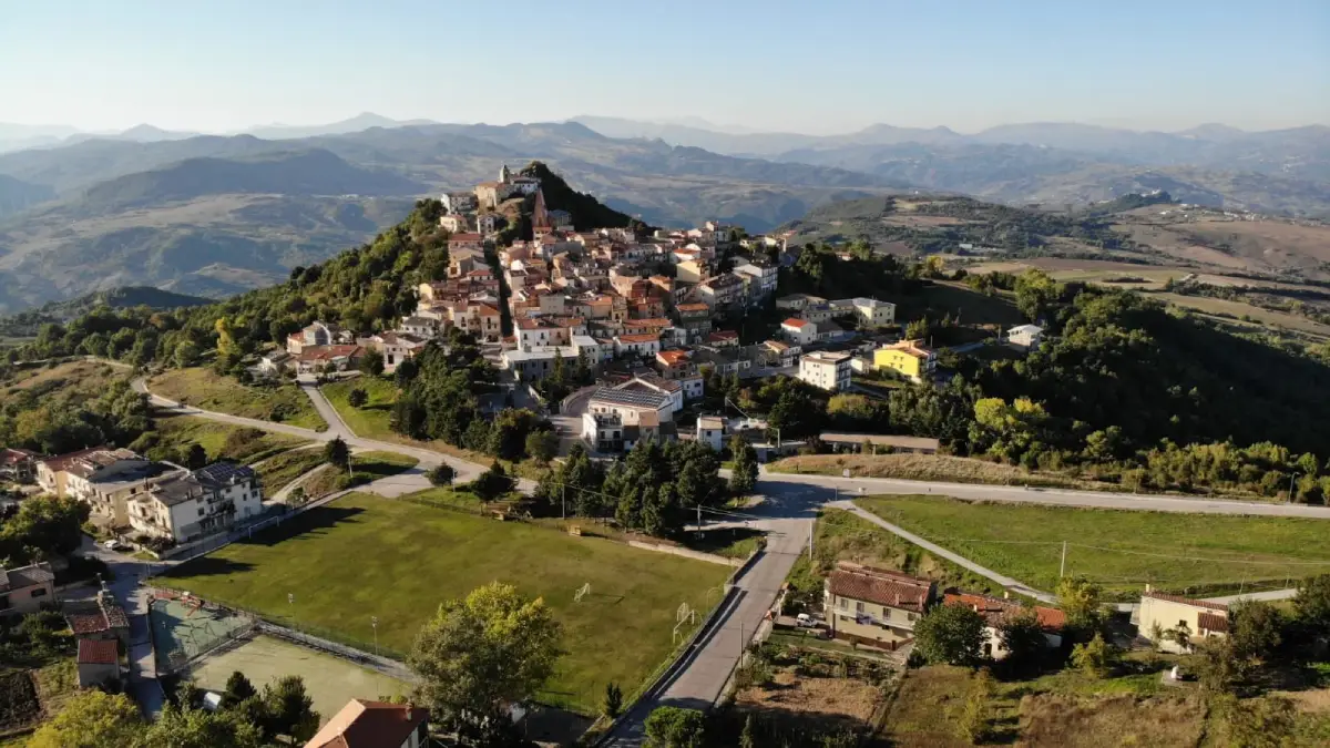 Vista aerea panoramica di Torella del Sannio durante l'escursione sul Tratturo Castel di Sangro-Lucera in Molise
