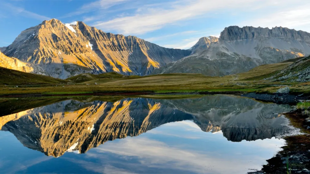 Veduta aerea del Parco Nazionale della Majella con un paese arroccato su uno sperone roccioso.