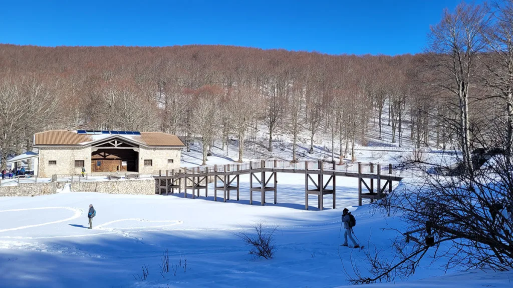 Rifugio Valle Santa Maria innevato durante ciaspolata San Gregorio Matese CAI Bojano Molise