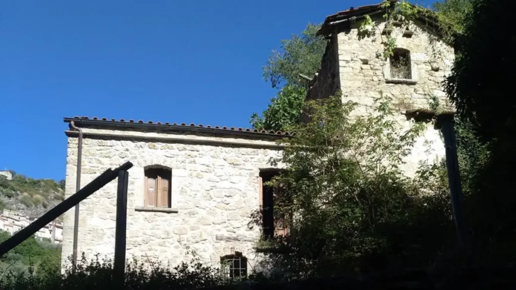 Rifugio Acquabona a Longano edificio antico in pietra durante escursione natalizia CAI Isernia in Molise