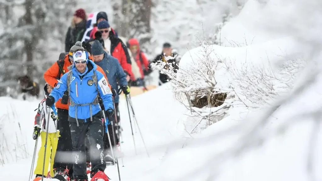 colonna di ciaspolatori