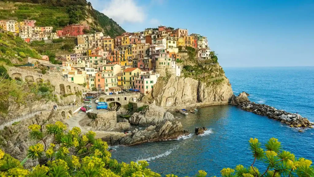 Veduta panoramica della costa delle Cinque Terre con i caratteristici borghi colorati a picco sul mare.