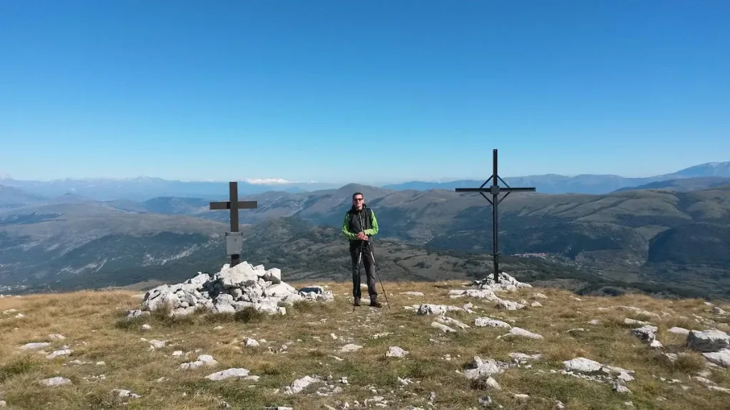 Cima rocciosa del Monte Turchio avvolta nella nebbia con panorama alpino PNALM