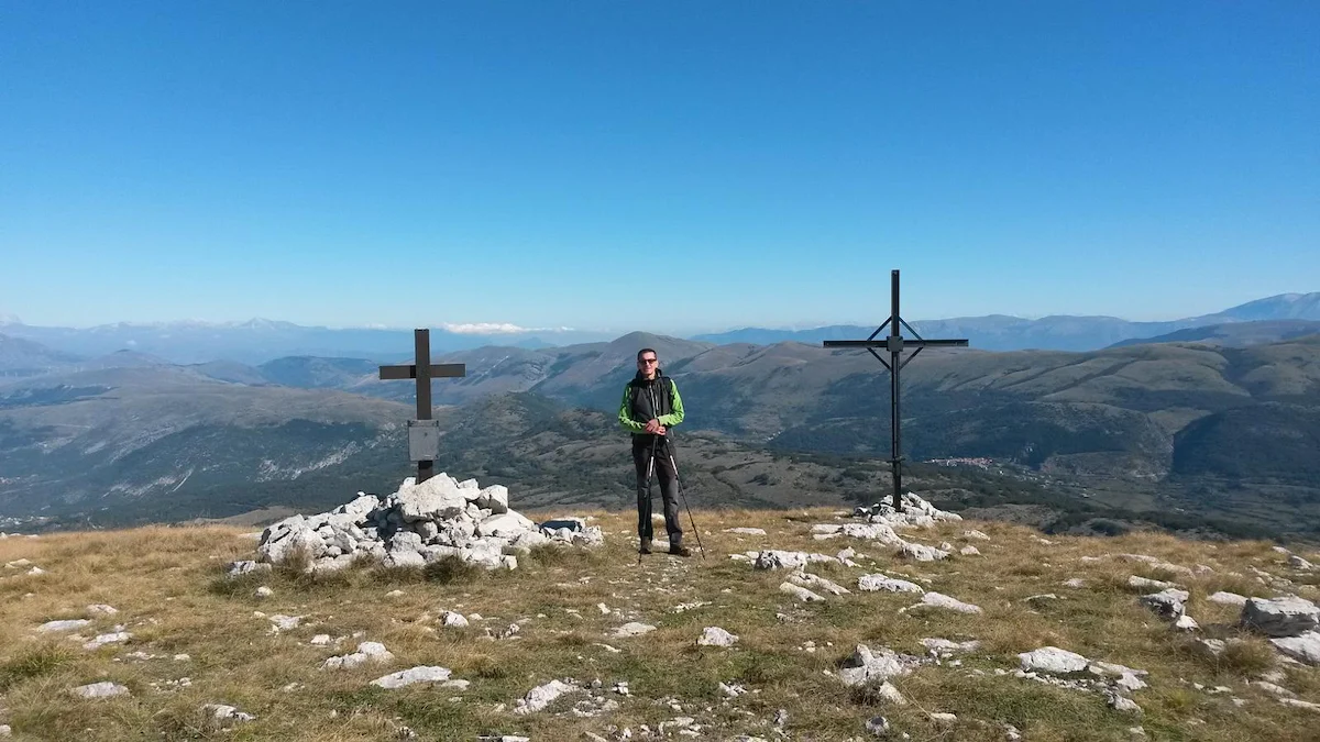 Cima rocciosa del Monte Turchio avvolta nella nebbia con panorama alpino PNALM