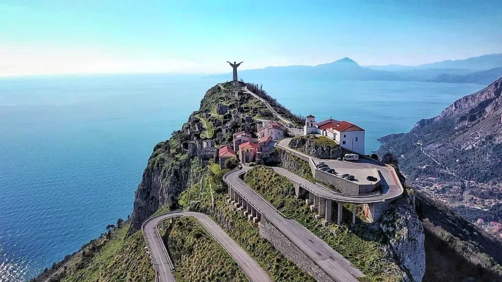 Veduta panoramica della costa di Maratea con la celebre statua del Cristo Redentore che domina il paesaggio dal Monte San Biagio.