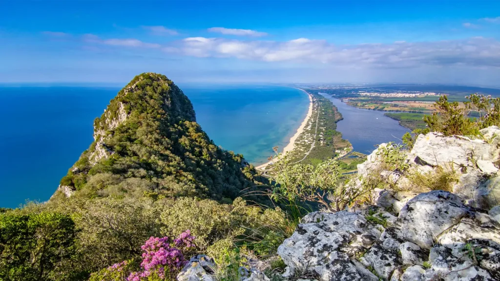 Veduta panoramica del promontorio boscoso del Parco Nazionale del Circeo che si affaccia sul mare.