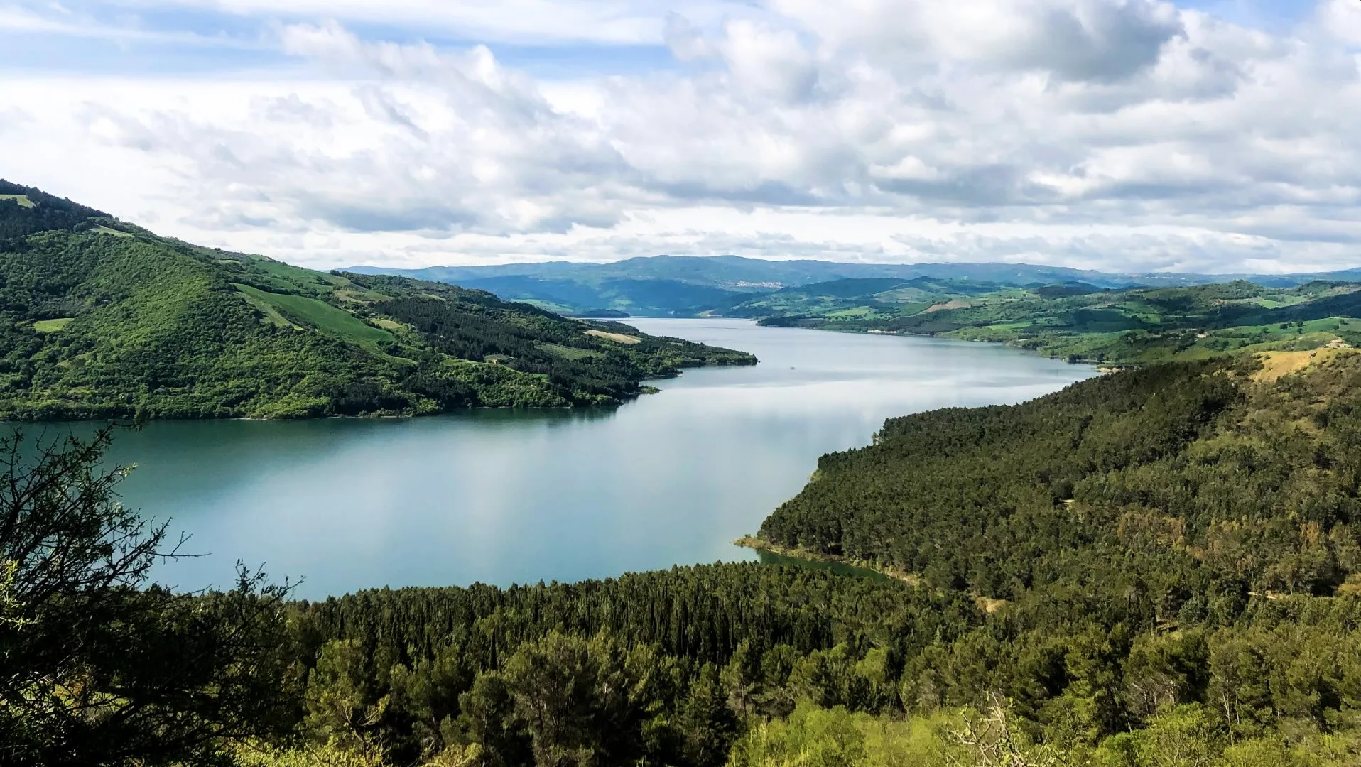 Veduta panoramica del Lago di Occhito circondato dalle verdi colline del paesaggio molisano.
