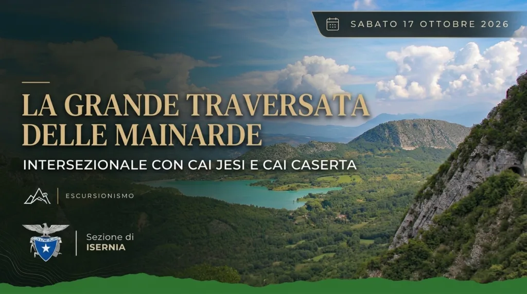 Panoramica della cresta rocciosa e dei pendii erbosi delle Mainarde sotto il cielo limpido.